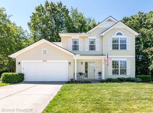 2245 Fairgrove Ct, Commerce Township, MI 48382