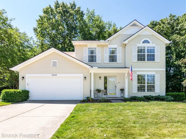 2245 Fairgrove Ct, Commerce Township, MI 48382