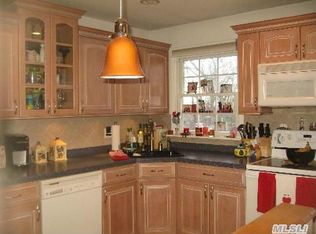 3 Hancock St, Smithtown, NY 11787