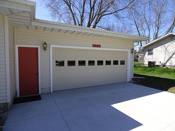 3rd image of 1582 N Cherry Dr