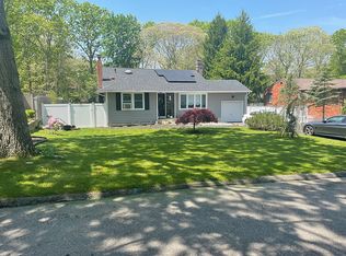 565 Sleepy Hollow Dr, Shirley, NY 11967