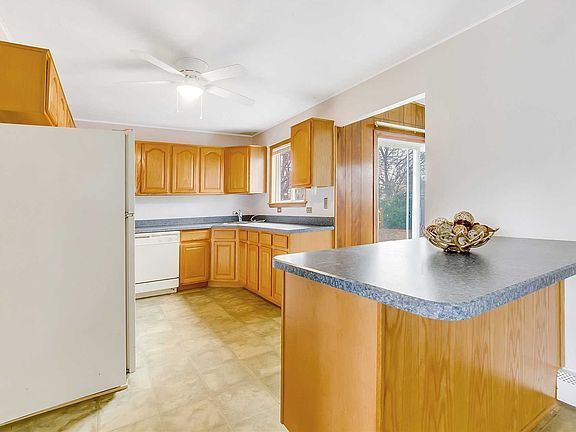 4th image of 27 Stonehurst Cir N