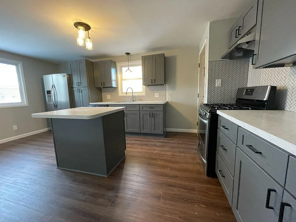 1357 Center Rd — Photo 2