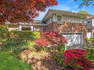 5 Center Dr, Syosset, NY 11791