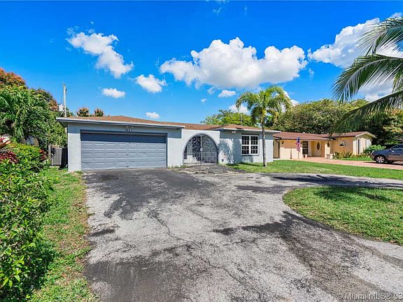 3rd image of 8821 Southampton Dr