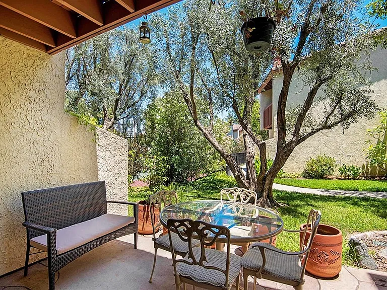 5760 Owensmouth Ave — Photo 3