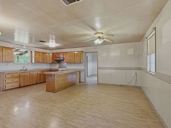 5th image of 402 Fruge St