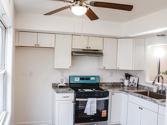 5th image of 131 N Linden St
