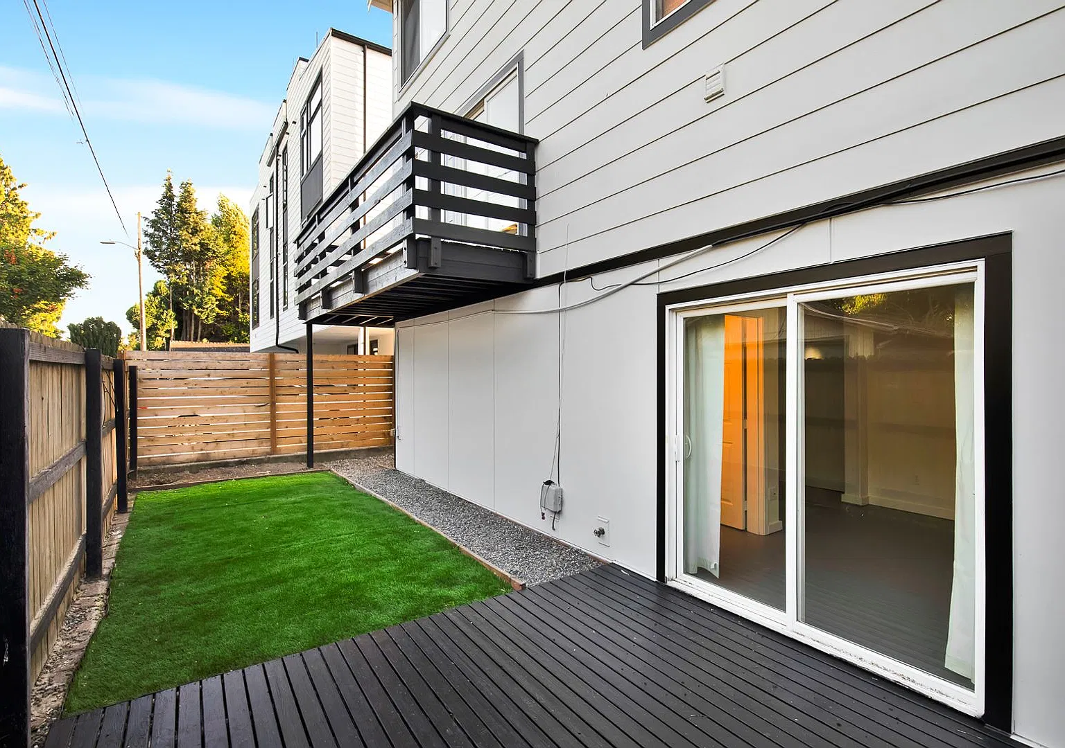 Spacious 3-Bedroom Townhouse with Private Yard & 2-Car Garage in Georgetown — Photo 4