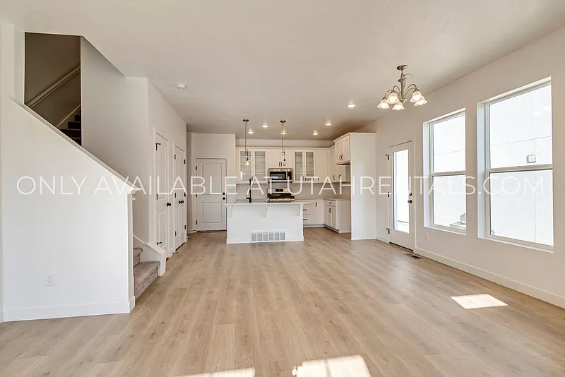 3 bed, 2.0 bath, 2400 sqft, $2,575 — Photo 4