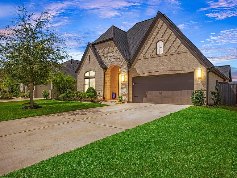 2106 Stargrass Dr — Photo 3