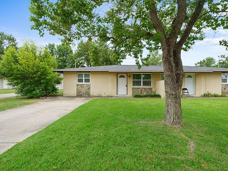 1019 Bradford Cir — Photo 2