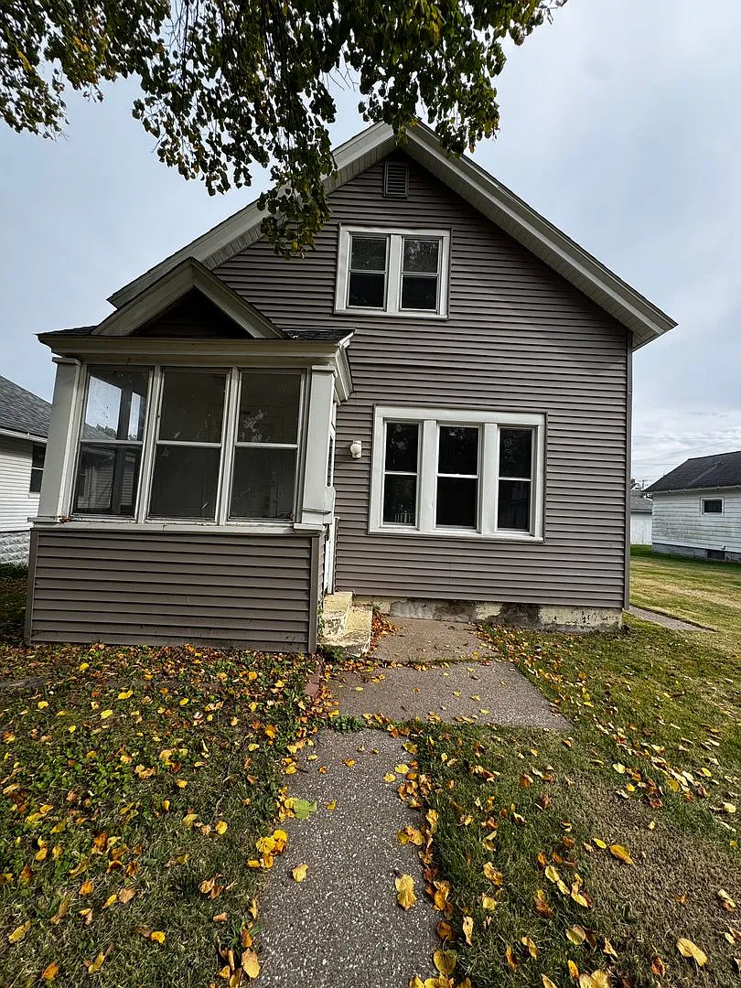 2 bedroom 1 1/2 bath House in Rock Island — Photo 1