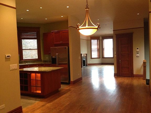 2nd image of 1361 N Hoyne Ave #2