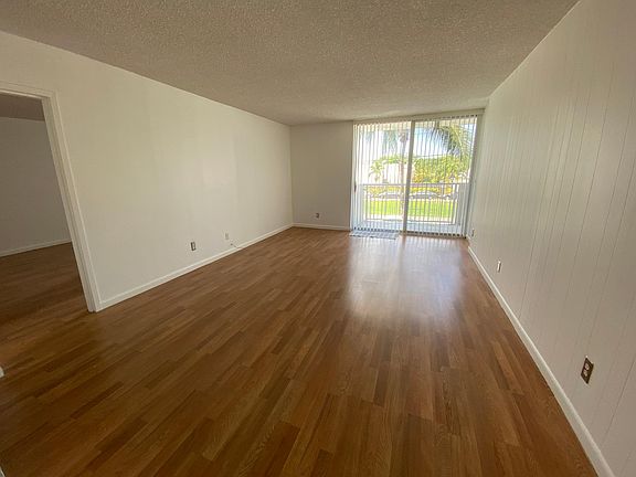 5th image of 2020 NE 135th St APT 202