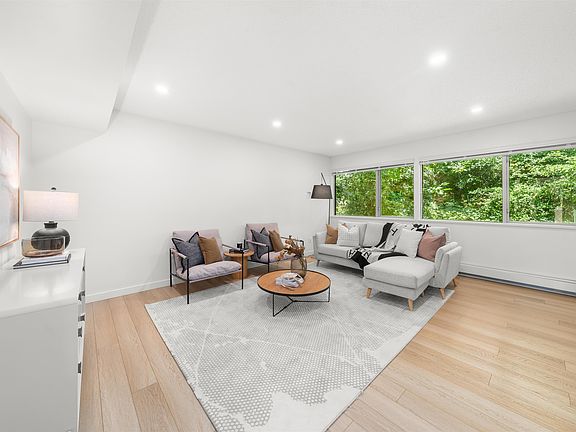 3rd image of 879 Westview Cres