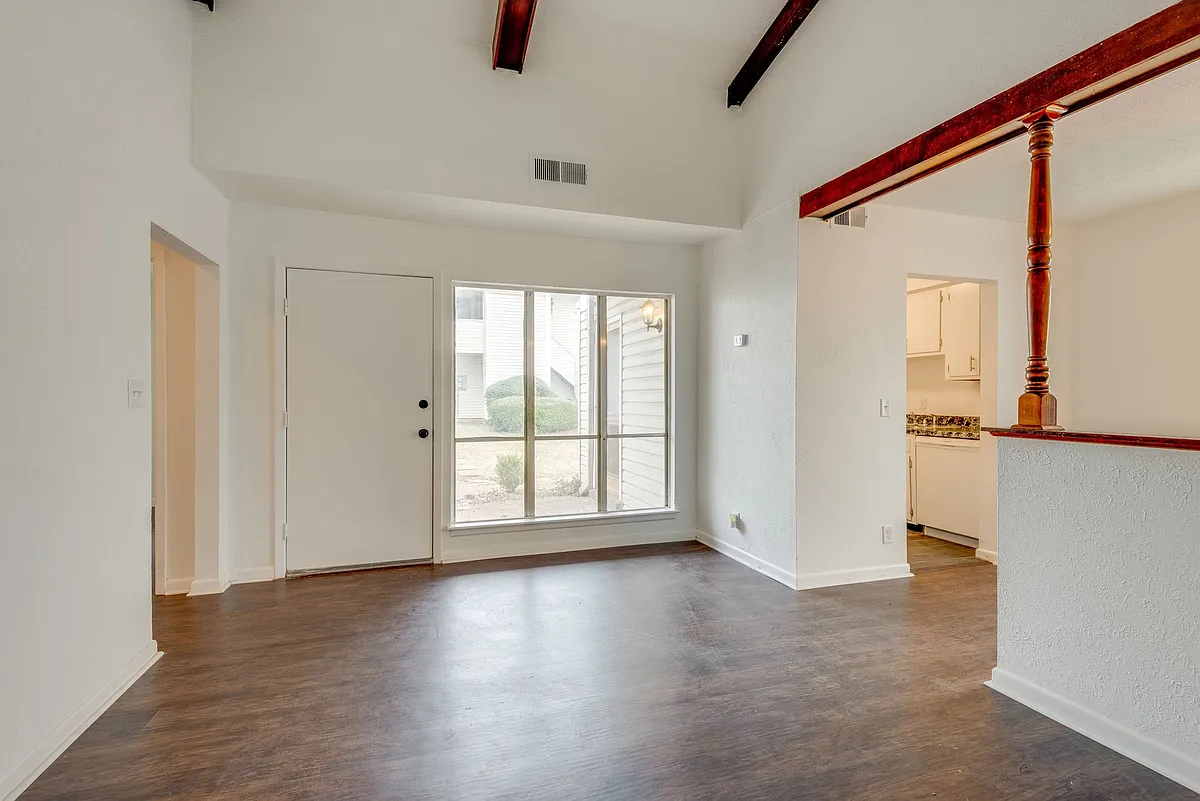 Building Photo - 810 Bellevue Rd #216