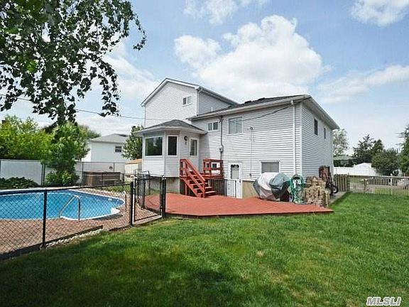 3rd image of 6 Amherst Ln