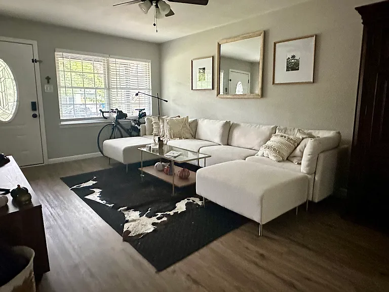 10825 Sharondale Ln — Photo 2