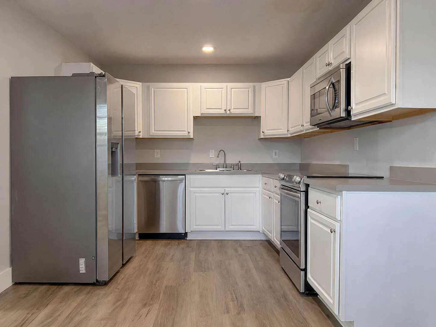 6 bed, 2.0 bath, 2458 sqft, $4,500 — Photo 4