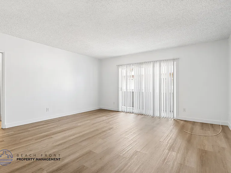 1458 Marine Ave — Photo 7