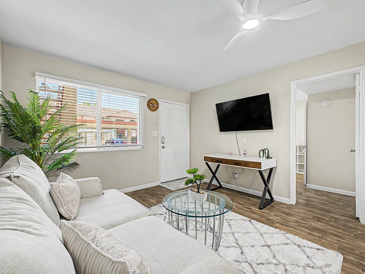 2 bed, 864 sqft, $2,100 — Photo 2