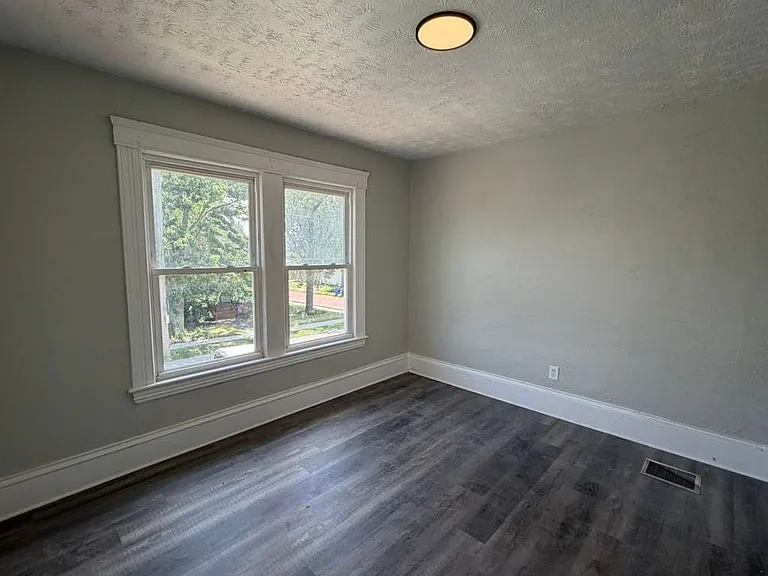 2132 W 100th St — Photo 13