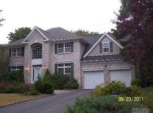 7 Pineland Ct, Dix Hills, NY 11746