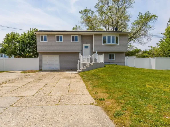 36 Millay Lane, Bay Shore, NY 11706