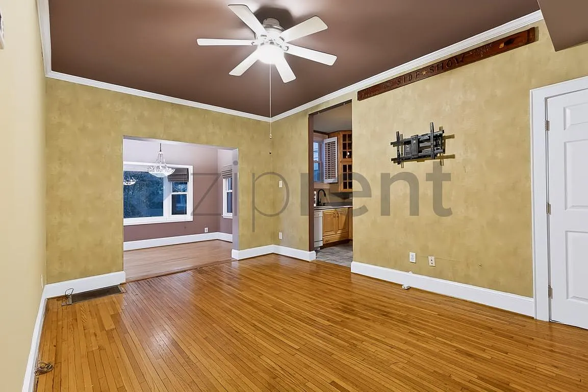 2 bed, 829 sqft, $2,200 — Photo 2