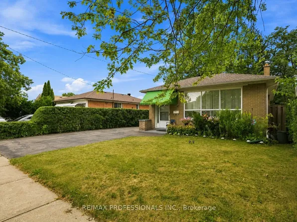 14 Dashwood Cres, Toronto, ON M9V 2N8