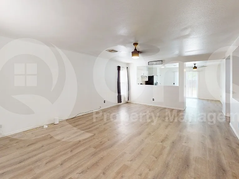 2735 E Liverpool Dr — Photo 7