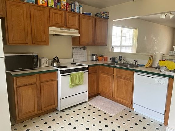 3rd image of 914 Shumard Oak St