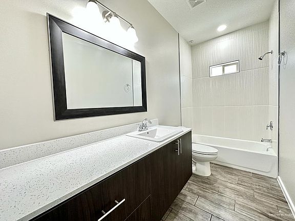 5th image of 1404 S Yankton St #4