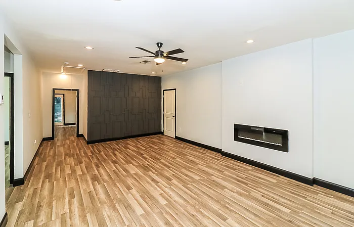 1433 Willow Dr — Photo 4