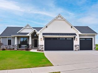 192 Queens Creek Dr, Frankenmuth, MI 48734