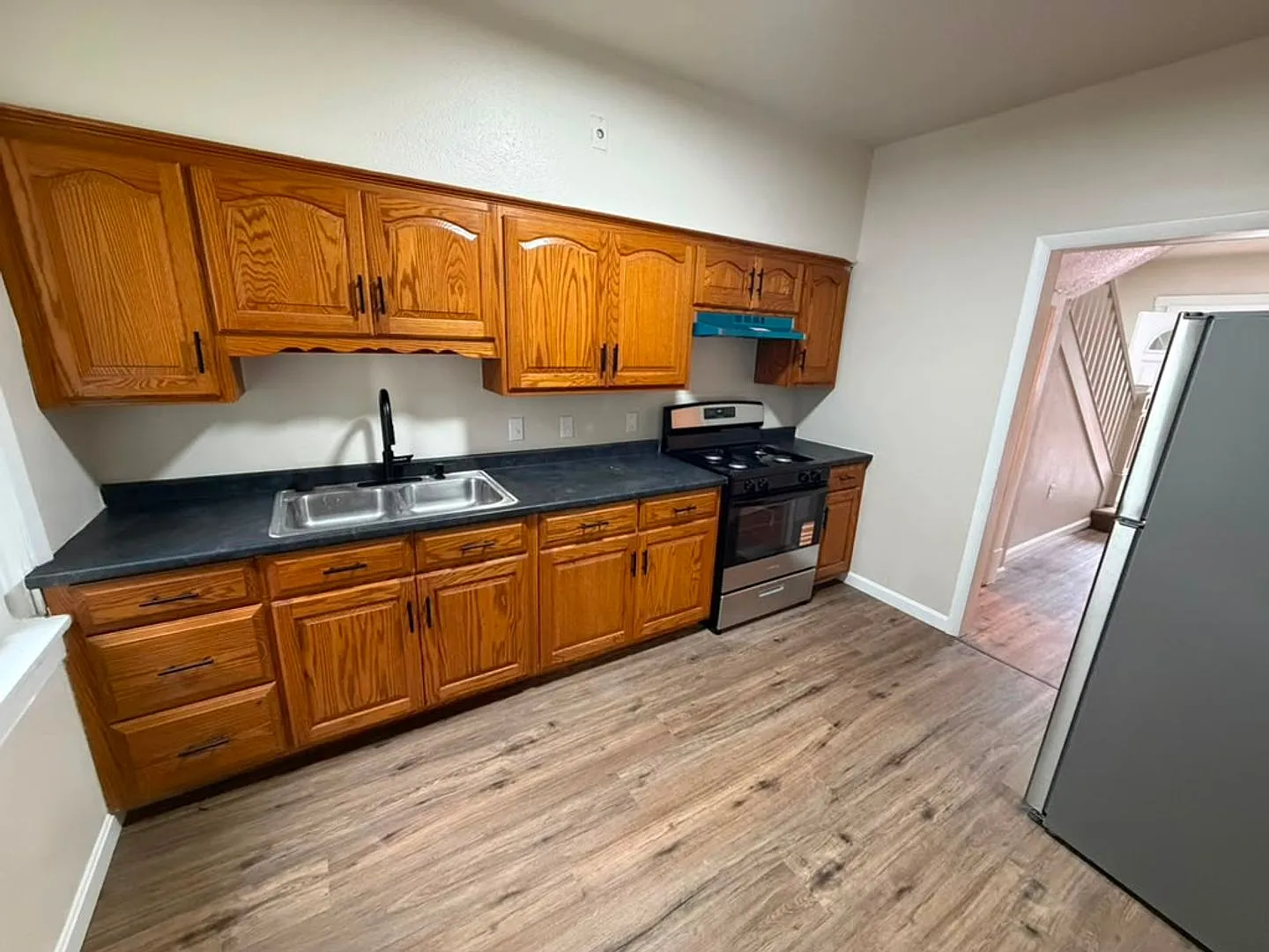 5 bed, 1600 sqft, $1,889 — Photo 2