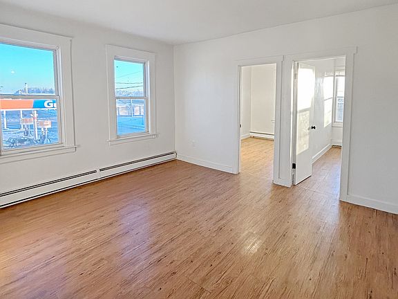 4th image of 846 Stanley St APT 4