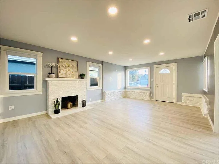 903 Campus Ave — Photo 2