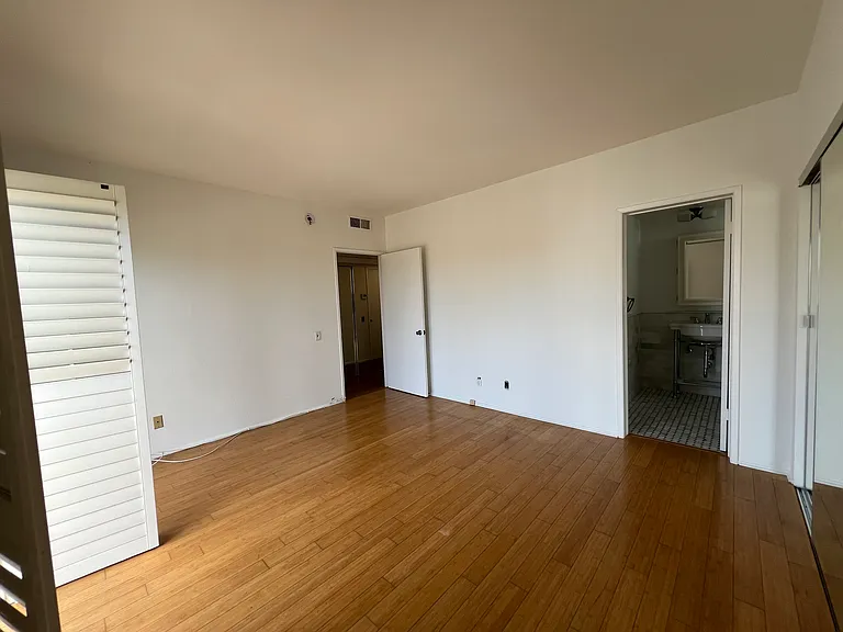 622 S Barrington Ave #301 — Photo 15
