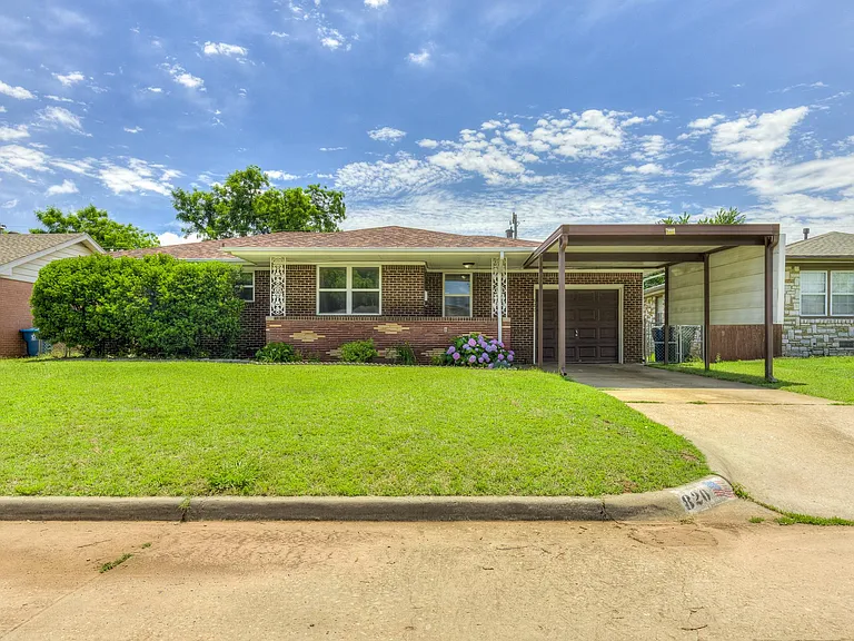 820 E Carroll Ln — Photo 1
