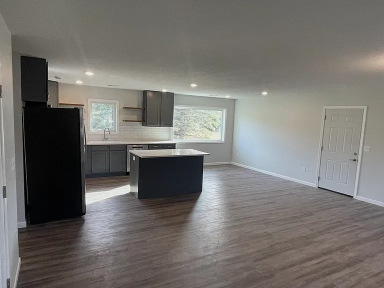 408 Central Ave N — Photo 3