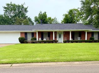 1842 Lake Trace Dr, Jackson, MS 39211
