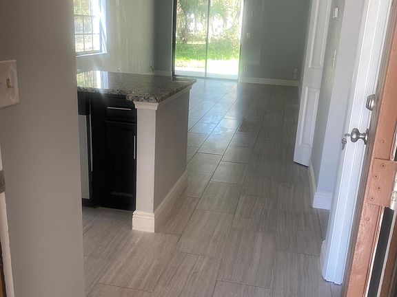 3rd image of 871 Stonybrook Cir