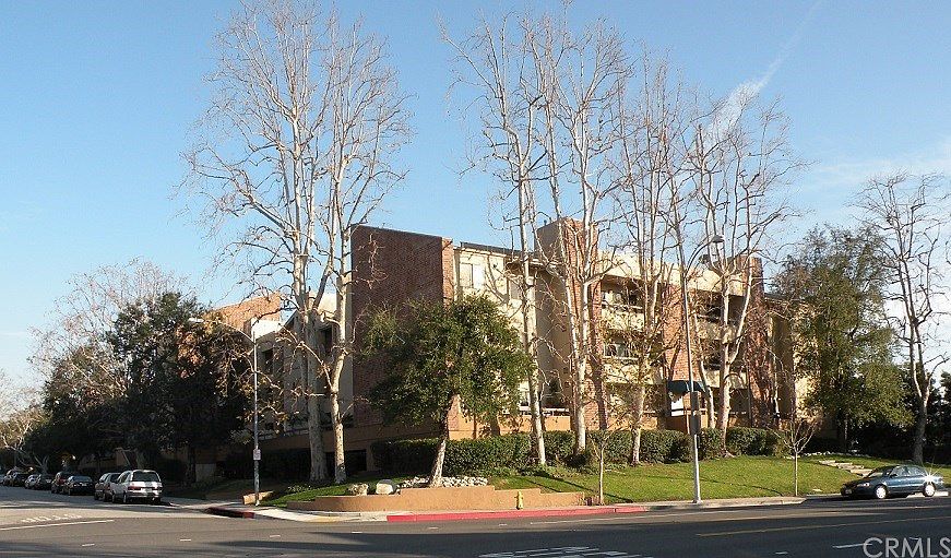 1st image of 460 Oak St APT 202
