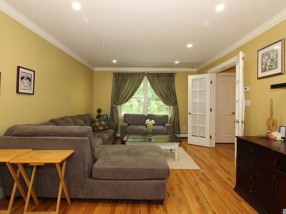 3rd image of 8 Laura Ln