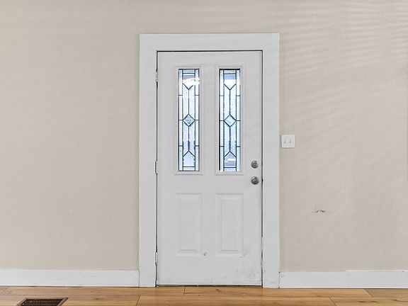 5th image of 624 Eugene St