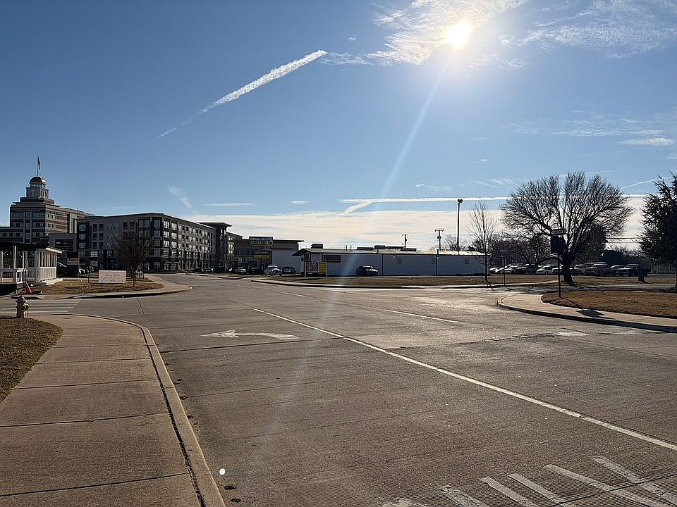 2nd image of 602 E Main St