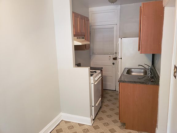 2nd image of 5945 N Greenview Ave #1C