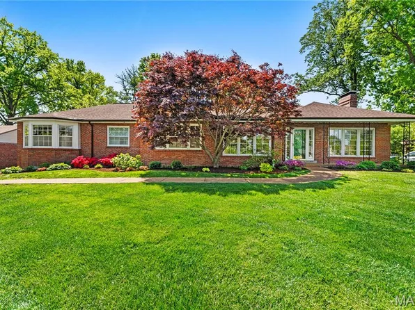 9028 McKnight Woods Ln, Saint Louis, MO 63117